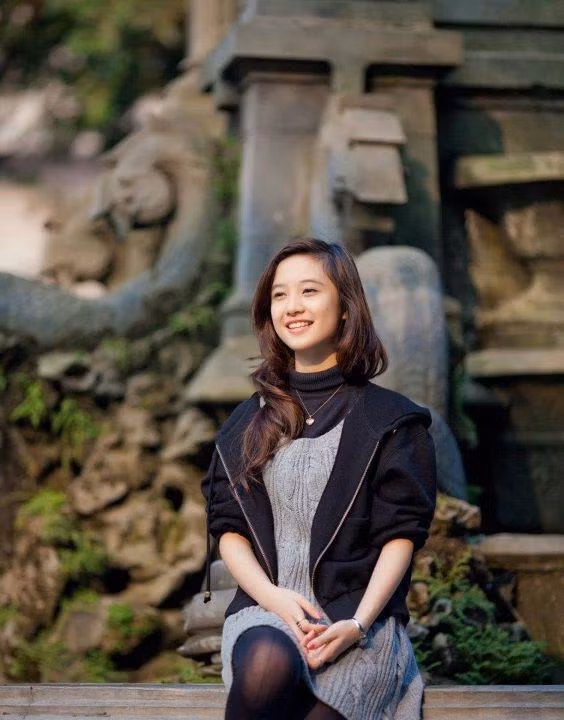 Diện style "hơi quê", nhưng nhờ có nụ cười xinh, June Vũ vẫn có được bức hình tuyệt đẹp.