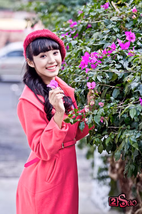 Nụ cười lấp lánh "đọ sắc" cùng hoa. Với ngoại hình bắt mắt thế này, việc hot girl 9X gia nhập showbiz với vai trò diễn viên là điều chẳng sớm thì muộn.