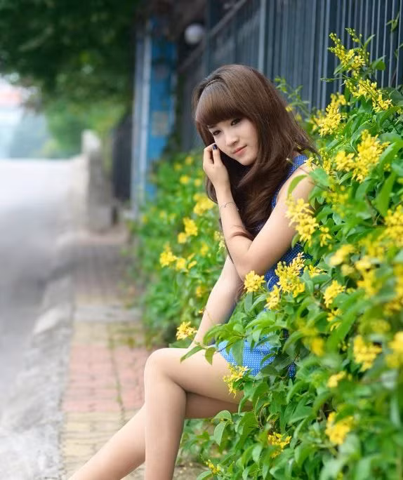 Rồi lại e lệ nép mình bên hàng cây hoa vàng xinh, nữ sinh đại học Hà Nội dịu dàng như tia nắng chiều cuối thu. Rồi lại e lệ nép mình bên hàng cây hoa vàng xinh, nữ sinh đại học Hà Nội dịu dàng như tia nắng chiều cuối thu.