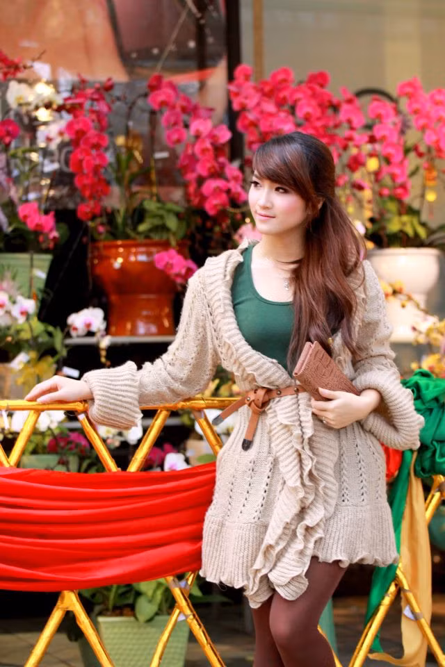 Áo khoác len điệu đà, sành điệu nhưng lại không phù hợp với vóc dáng của Bông Xù. Nếu thay bằng áo khoác lửng bồng bềnh, xem chừng sẽ hay hơn chăng? Áo khoác len điệu đà, sành điệu nhưng lại không phù hợp với vóc dáng của Bông Xù. Nếu thay bằng áo khoác lửng bồng bềnh, xem chừng sẽ hay hơn chăng?