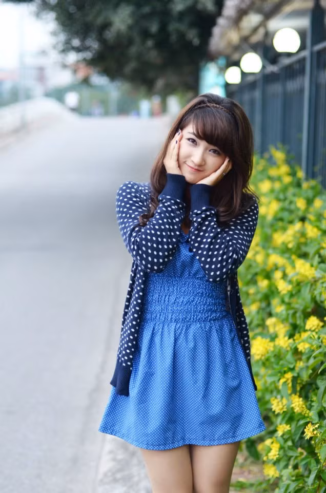 Nghiêng mình khoe nụ cười xinh, Bông xù góp phần khiến trang phục như đẹp hơn, dễ thương hơn. Nghiêng mình khoe nụ cười xinh, Bông xù góp phần khiến trang phục như đẹp hơn, dễ thương hơn.