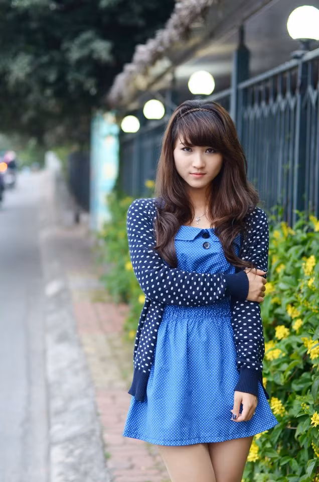 Xì tin với style váy liền xanh biển, kết hợp với áo khoác len mỏng, phong cách thời trang rất hợp với bạn gái có vóc dáng mảnh mai. Xì tin với style váy liền xanh biển, kết hợp với áo khoác len mỏng, phong cách thời trang rất hợp với bạn gái có vóc dáng mảnh mai.