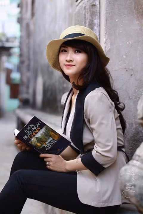 Phụ kiện được sinh ra để giúp các bộ trang phục trở nên hoàn hảo hơn. Trong shoot hình này, chiếc mũ tròn xinh và cuốn sách "Chiếc lá cuối cùng" trở thành "trợ thủ" vô cùng đắc lực. Phụ kiện được sinh ra để giúp các bộ trang phục trở nên hoàn hảo hơn. Trong shoot hình này, chiếc mũ tròn xinh và cuốn sách "Chiếc lá cuối cùng" trở thành "trợ thủ" vô cùng đắc lực.