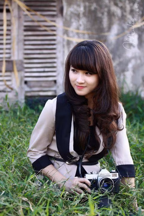 Trang điểm nhẹ nhàng, nhưng nhấn vào đôi môi hồng đào sẽ khiến gương mặt thật xinh xắn và trẻ trung. Trang điểm nhẹ nhàng, nhưng nhấn vào đôi môi hồng đào sẽ khiến gương mặt thật xinh xắn và trẻ trung.