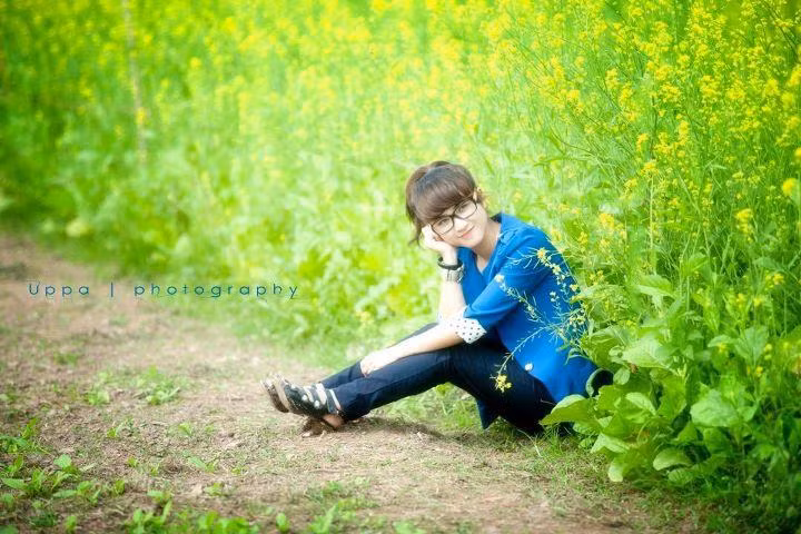 Cột tóc cao, thêm kính mắt mèo, Bông Xù trẻ trung hơn hẳn so với khi để tóc dài buông xõa. Cột tóc cao, thêm kính mắt mèo, Bông Xù trẻ trung hơn hẳn so với khi để tóc dài buông xõa.