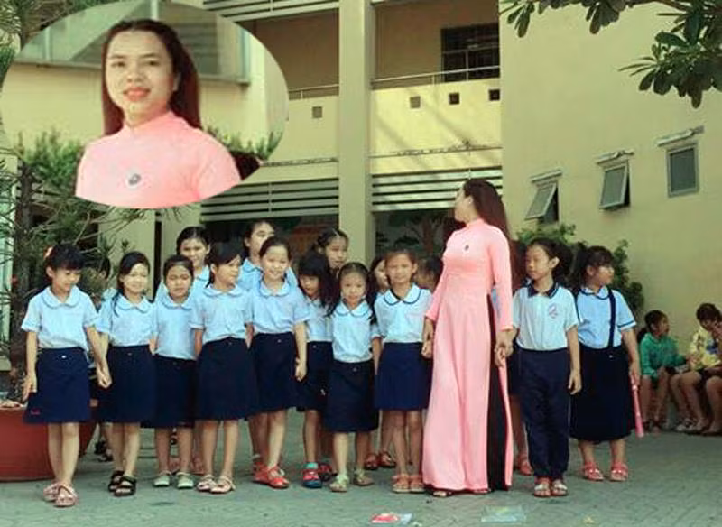 Cô Nguyễn Thị Bông chụp hình kỷ yếu cùng các học sinh ngày tổng kết. (Ảnh nhân vật cung cấp)
