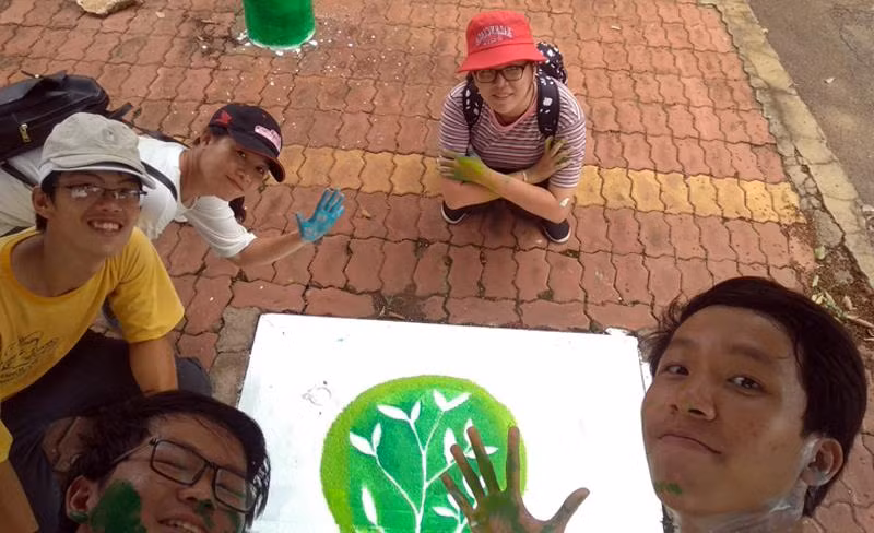 Học sinh Lê Quang Trí (ngoài cùng bên phải) trong một hoạt động hưởng ứng bảo vệ môi trường tại Thị xã Long Khánh. (Ảnh: Q.T)