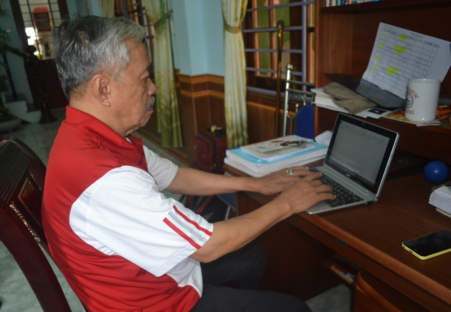 Ở tuổi 83, cụ Thiệt vẫn cháy bỏng ngọn lửa say mê học tập. (Ảnh: AN)