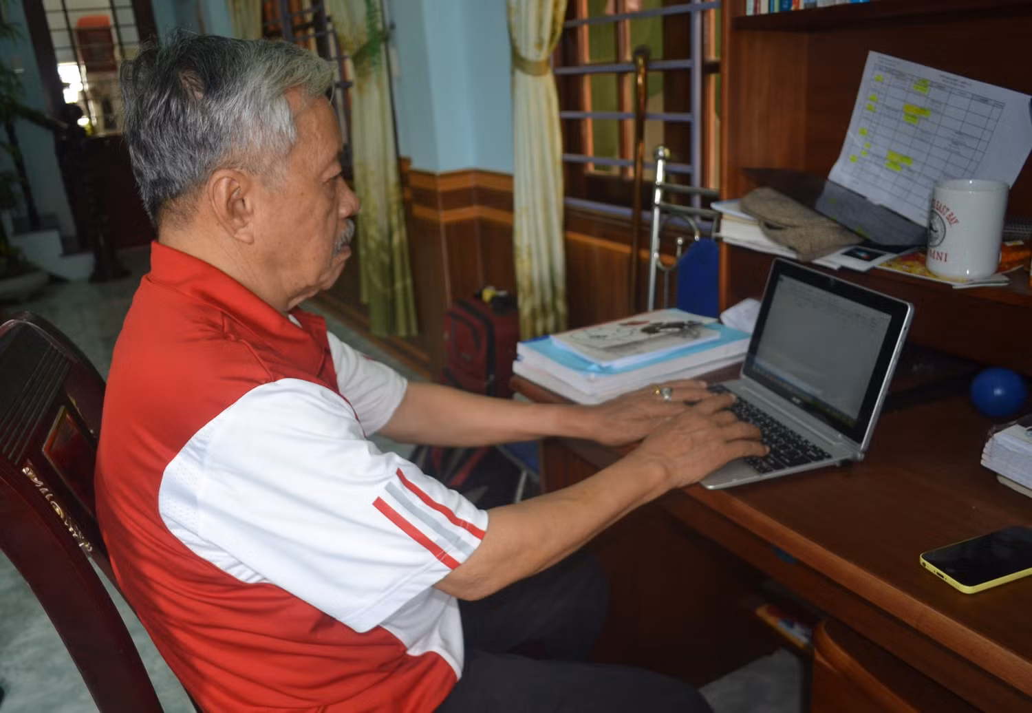 Ở tuổi 83, cụ Thiệt vẫn cháy bỏng ngọn lửa say mê học tập. (Ảnh: AN)