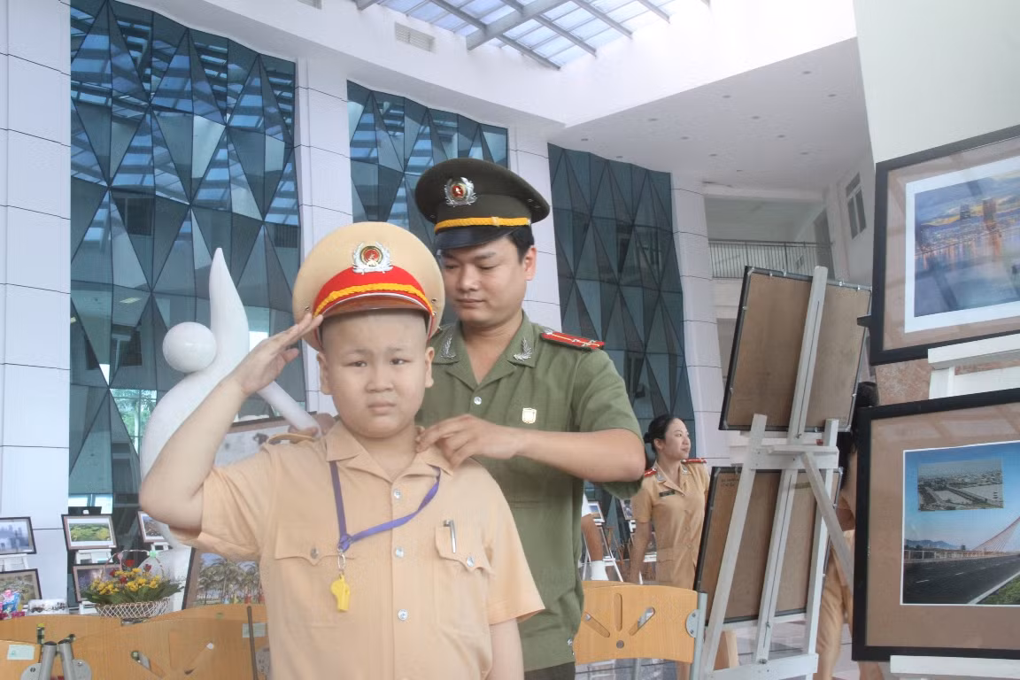 Dũng được Phòng CSGT thực hiện ước mơ được khoác trên mình bộ cảnh phục. (Ảnh: AN) Dũng được Phòng CSGT thực hiện ước mơ được khoác trên mình bộ cảnh phục. (Ảnh: AN)