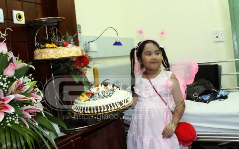 Hiện nay, tình hình sức khỏe cháu Bích đã bình phục về cơ bản và sắp được ra viện. Hiện nay, tình hình sức khỏe cháu Bích đã bình phục về cơ bản và sắp được ra viện.