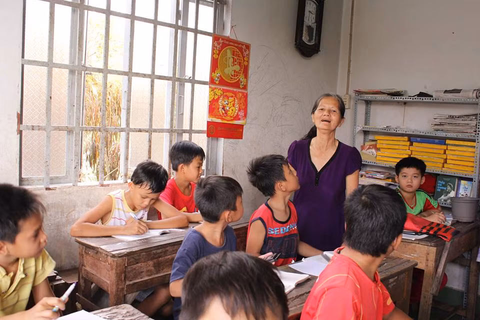 Ngoài giảng bài, bà Sáu còn tạo không khí vui trong lớp để học sinh không căng thẳng khi học bài - ảnh: T.A