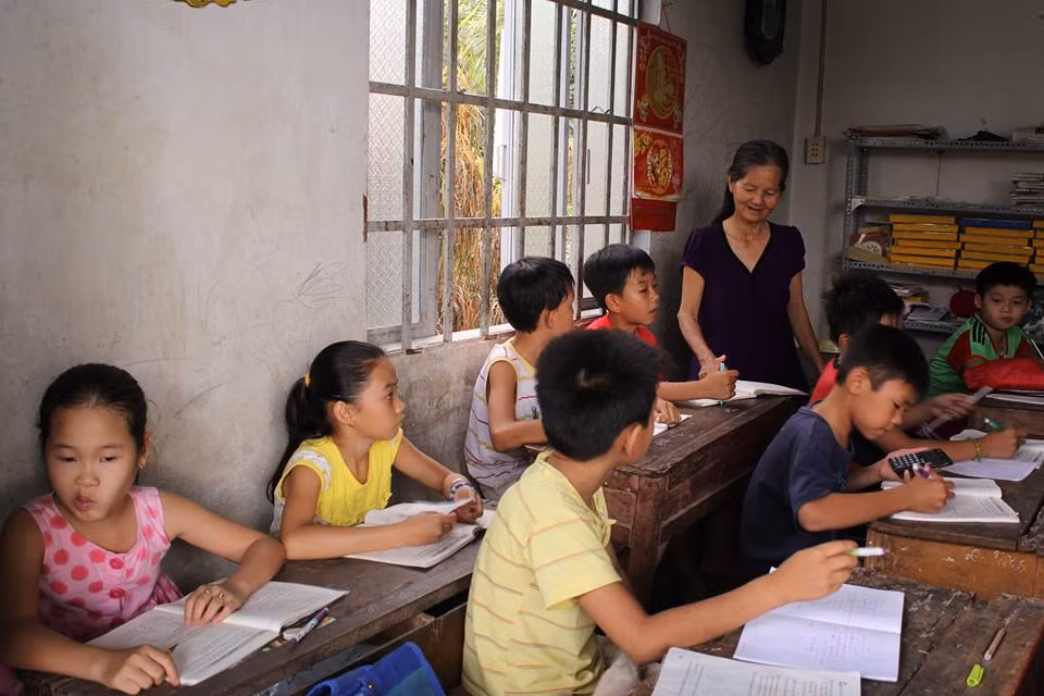 Mỗi khi học sinh nhờ giảng lại bài, bà Sáu luôn tận tình chỉ bảo - ảnh: T.A