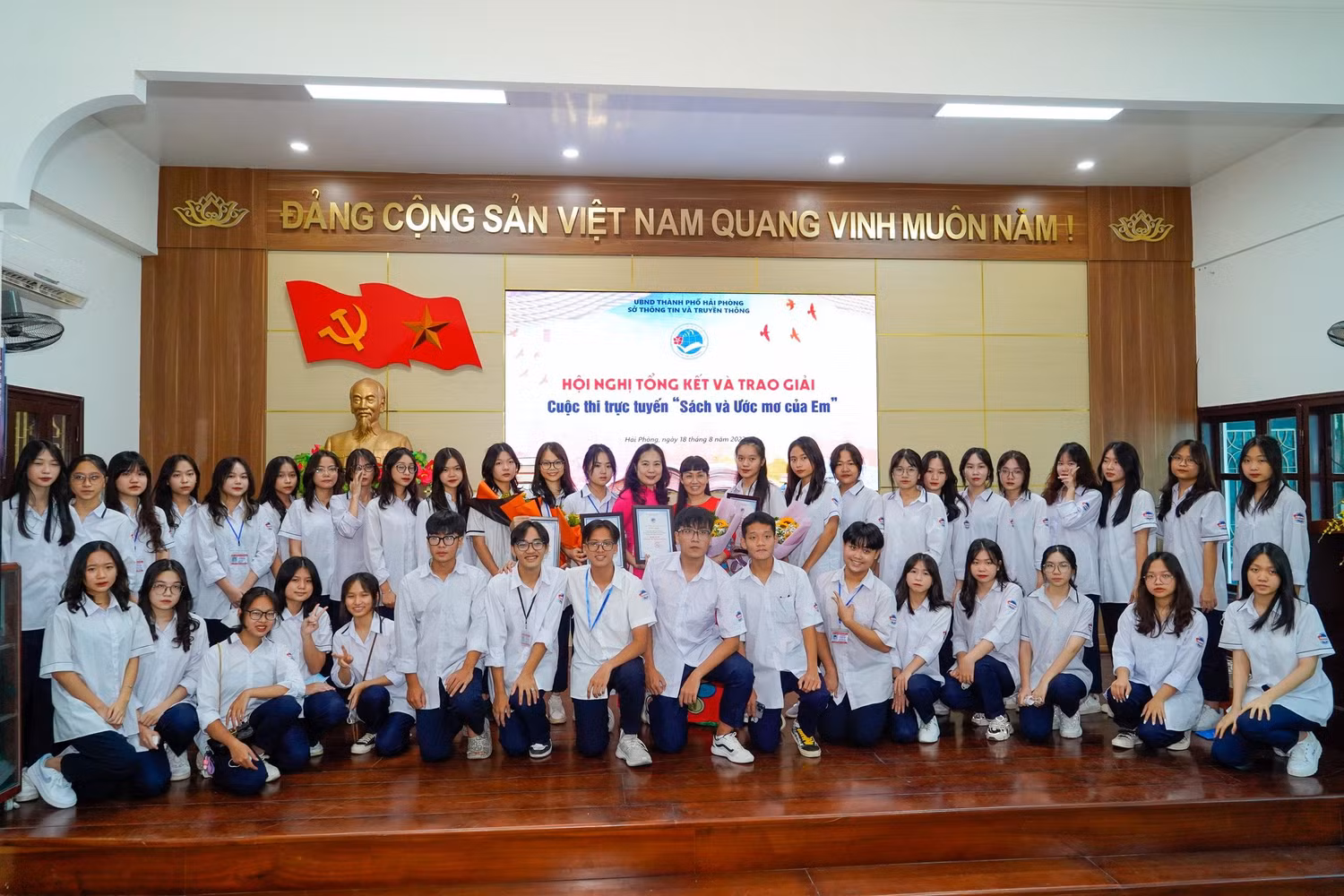 Tập thể và những học sinh đạt giải chụp ảnh lưu niệm (Ảnh: Lã Tiến) Tập thể và những học sinh đạt giải chụp ảnh lưu niệm (Ảnh: Lã Tiến)