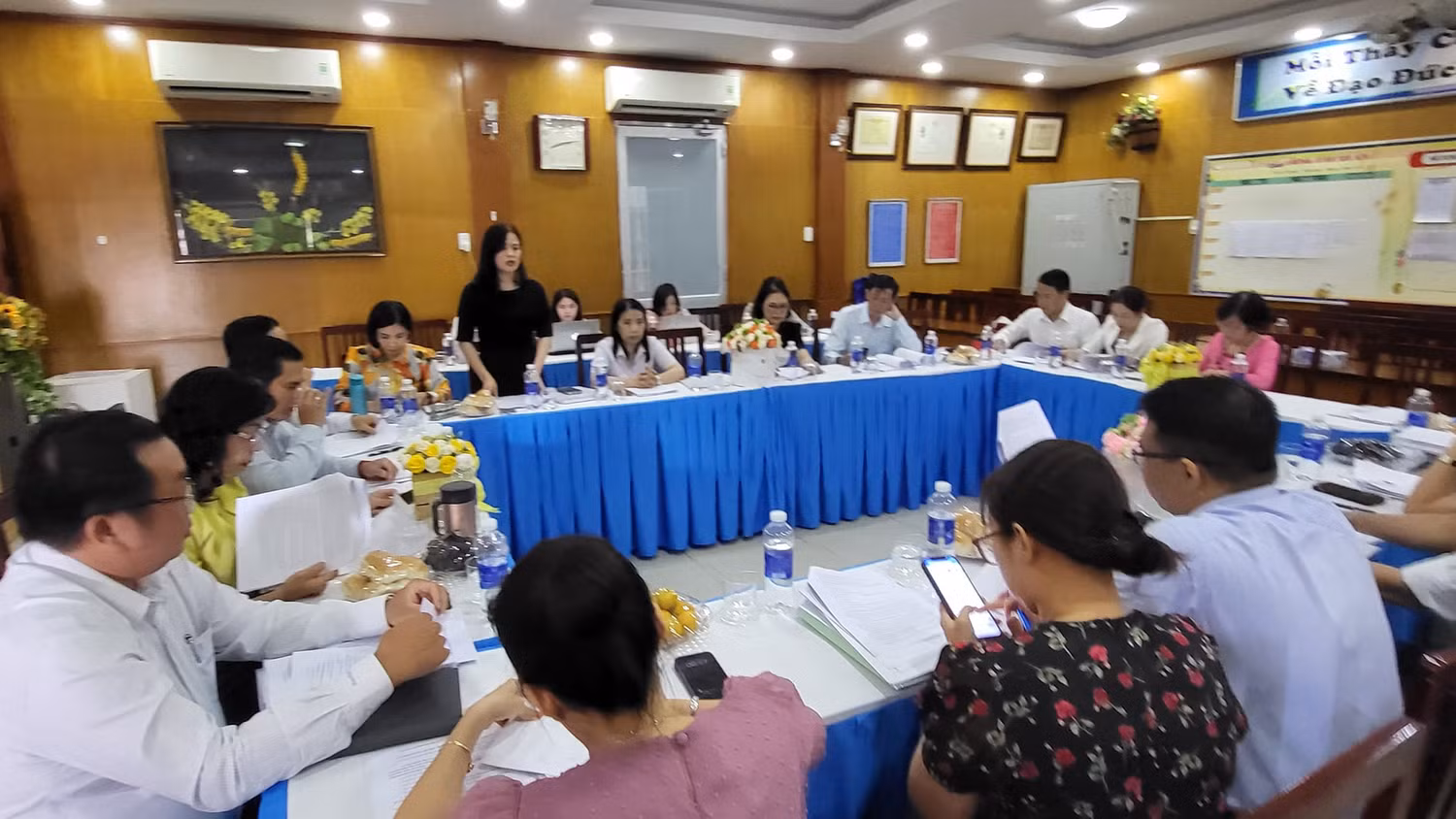 Buổi làm việc của Ban Văn hóa - Xã hội ở Trường Tiểu học Hòa Bình, Quận 1. (Ảnh: P.L)