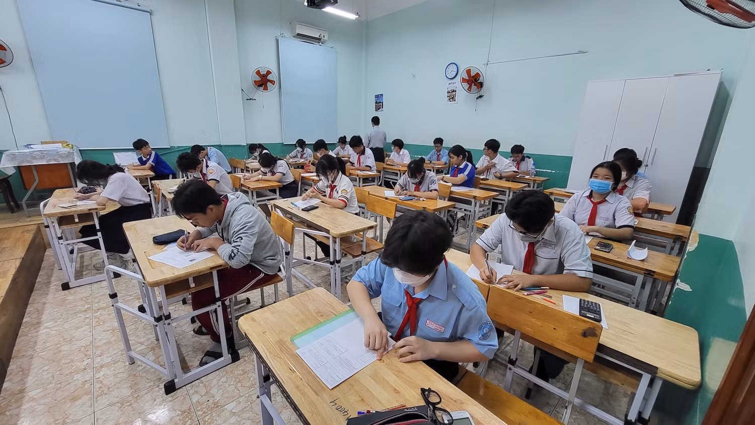 Học sinh lớp 9 dự thi chọn học sinh giỏi cấp thành phố ở điểm thi Võ Trường Toản (ảnh: P.L)