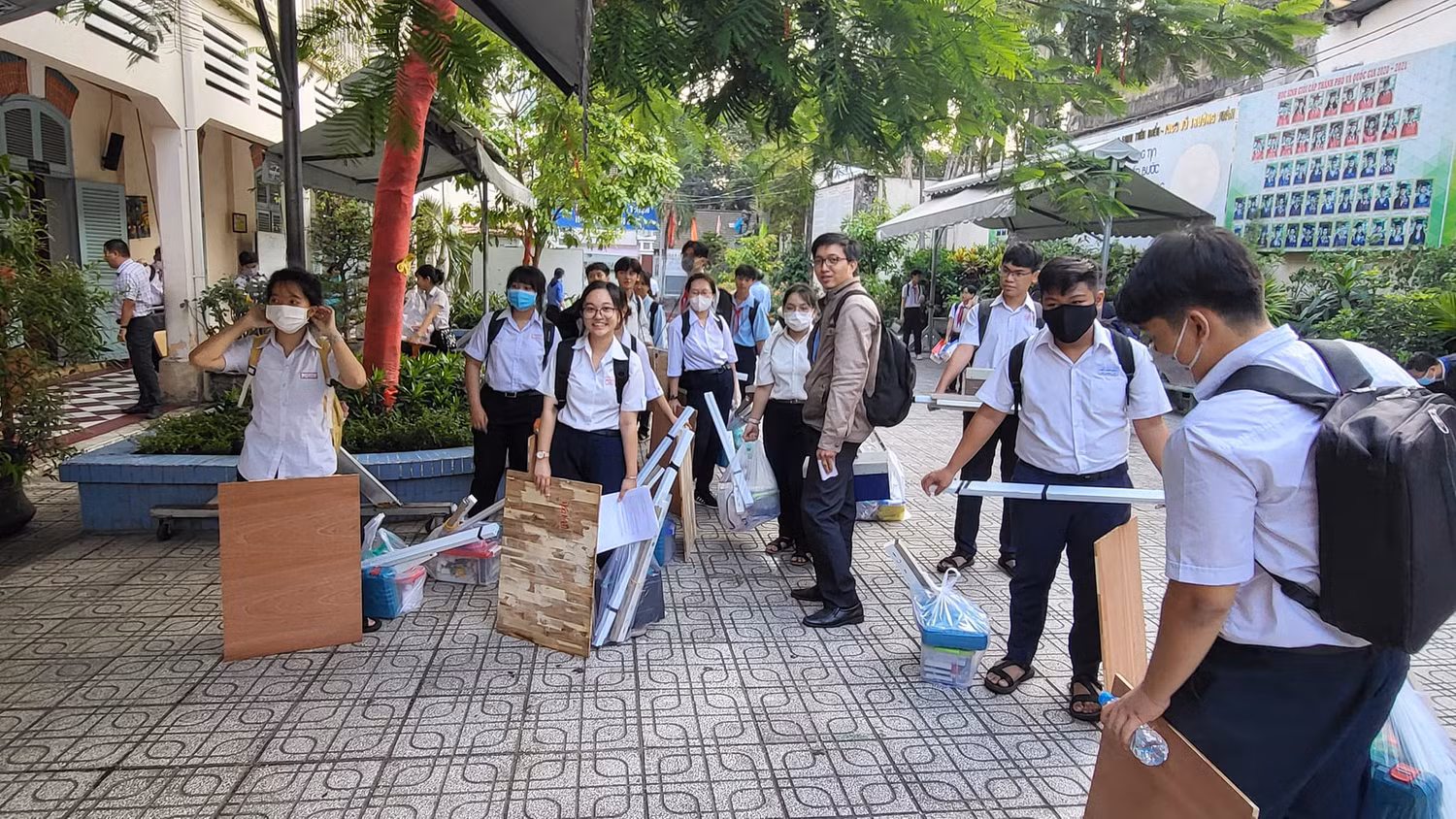 Học sinh dự thi môn Công nghệ nên có rất nhiều thiết bị, dụng cụ mang kèm theo (ảnh: P.L)