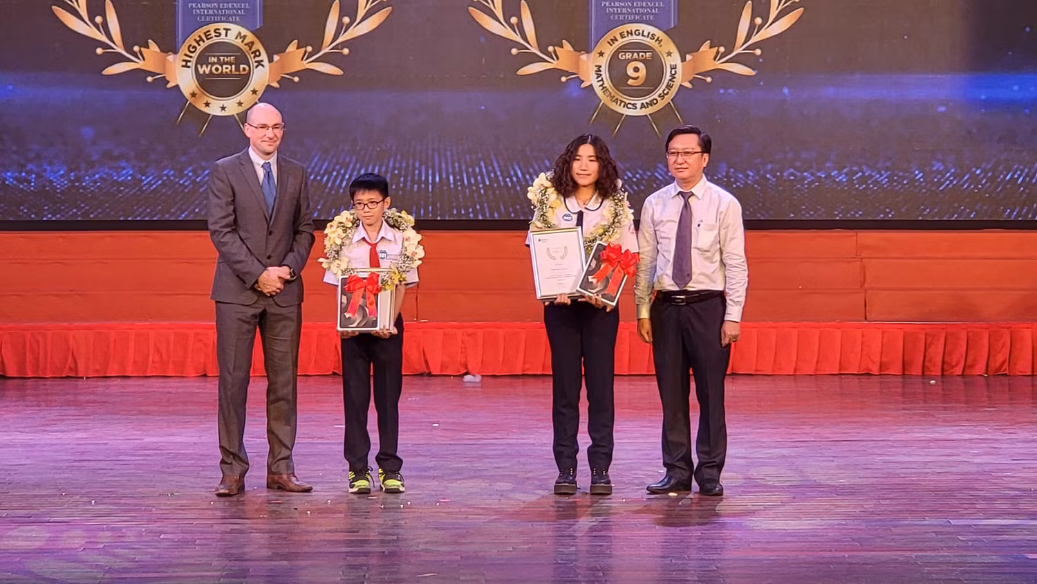 Bùi Trọng Nguyên và Huỳnh Hà Mi tại lễ đón nhận chứng chỉ Pearson Edexcel (ảnh: P.L)
