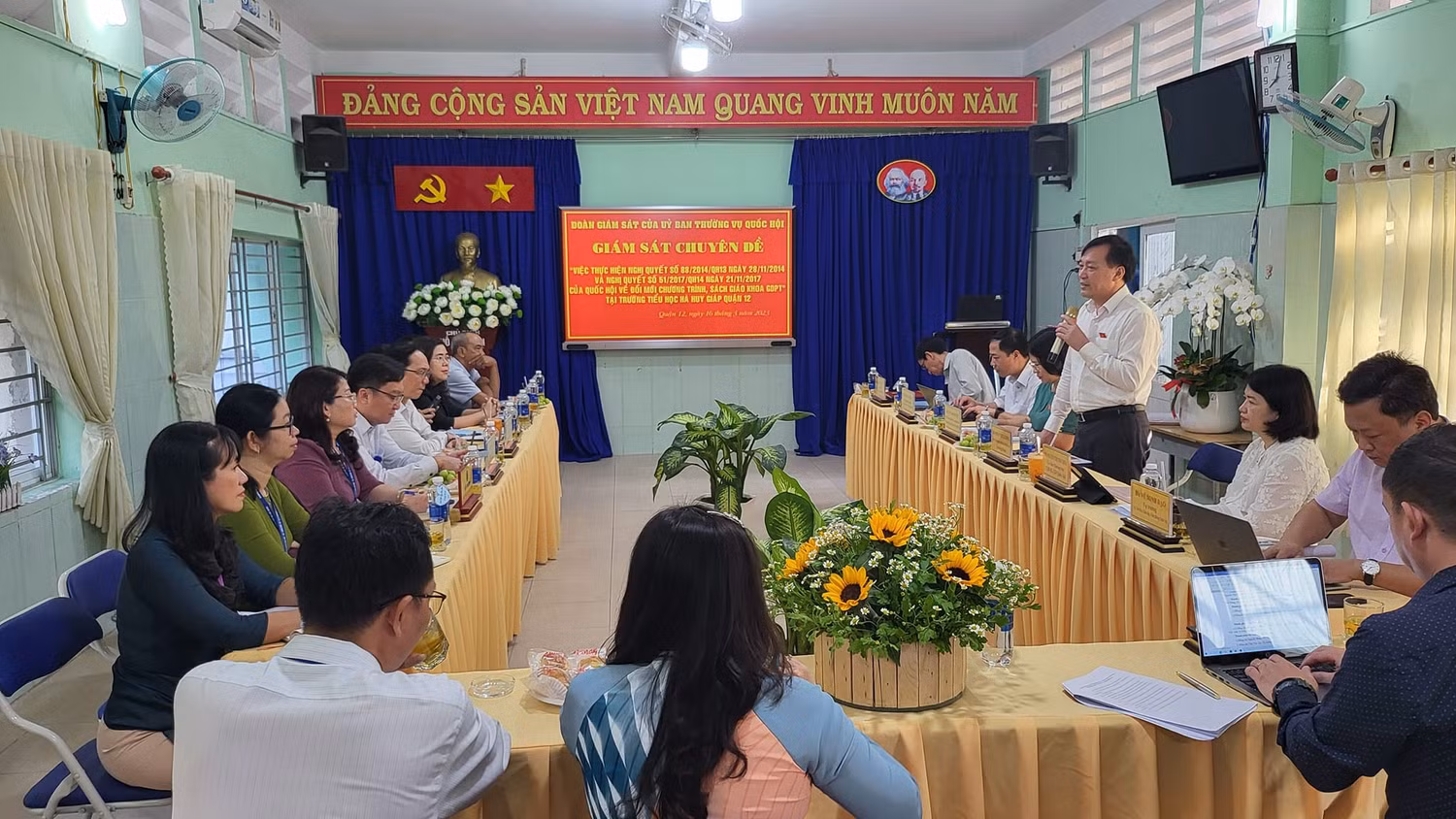 Toàn cảnh buổi giám sát của Ủy ban Văn hóa, Giáo dục của Quốc hội tại Trường tiểu học Hà Huy Giáp (ảnh: P.L)