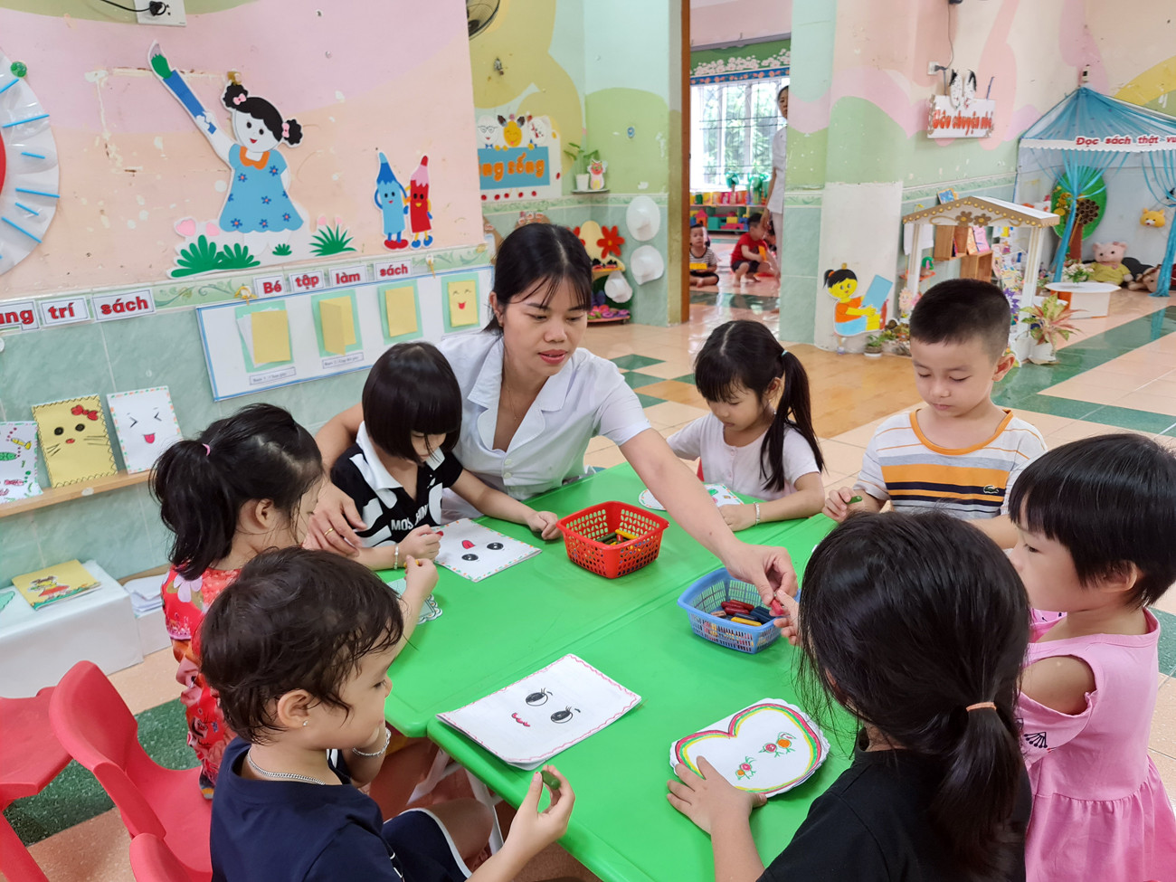 Viên chức được bổ nhiệm vào các chức danh nghề nghiệp giáo viên mầm non quy định tại Thông tư 01/2021/TT-BGDĐT được áp dụng bảng lương tương ứng ban hành kèm theo Nghị định 204/2004/NĐ-CP. (Ảnh minh họa: Lã Tiến)