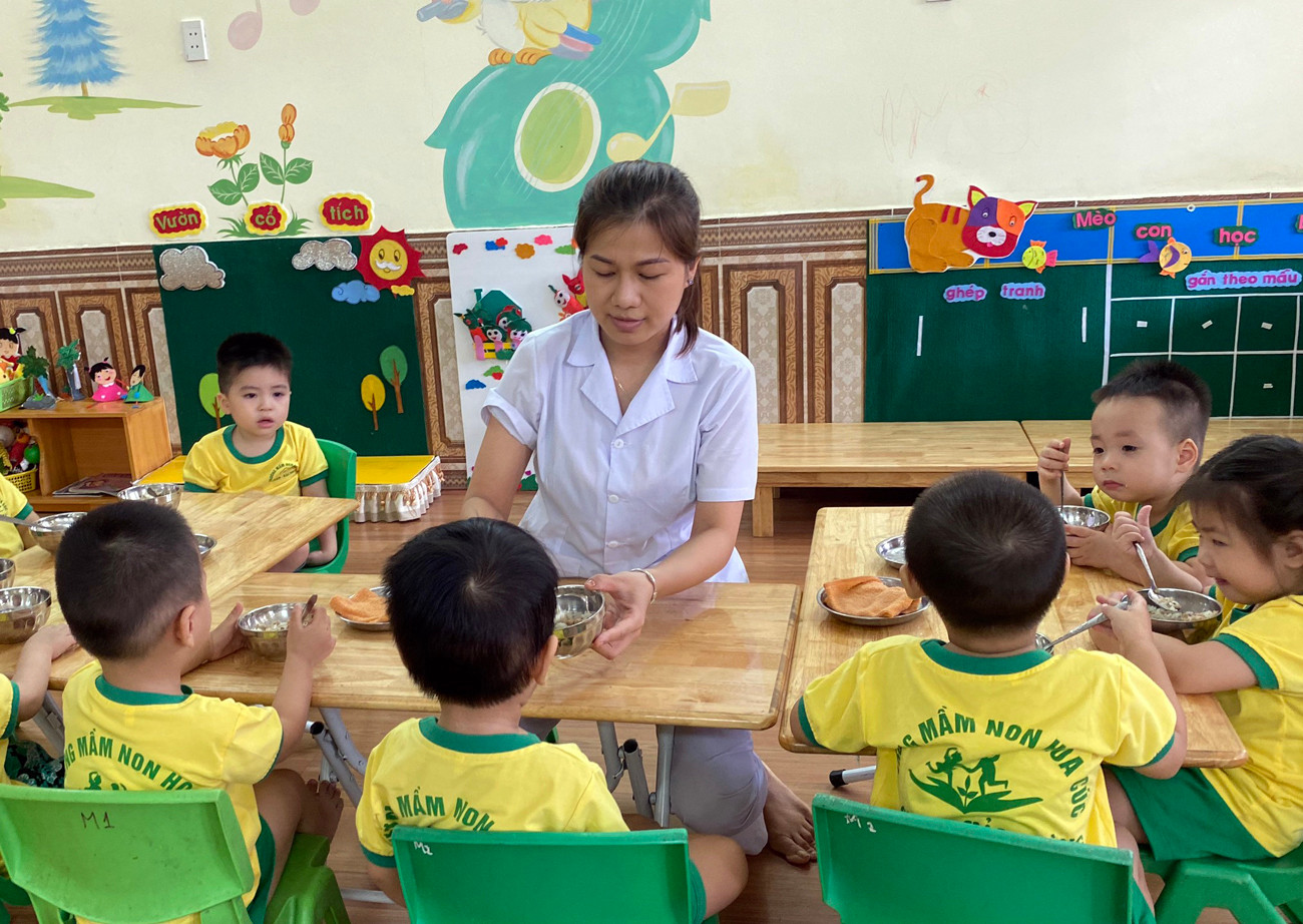 Bữa ăn bán trú bảo đảm dinh dưỡng tại Trường mầm non Hoa Cúc (Ảnh: Lã Tiến) Bữa ăn bán trú bảo đảm dinh dưỡng tại Trường mầm non Hoa Cúc (Ảnh: Lã Tiến)