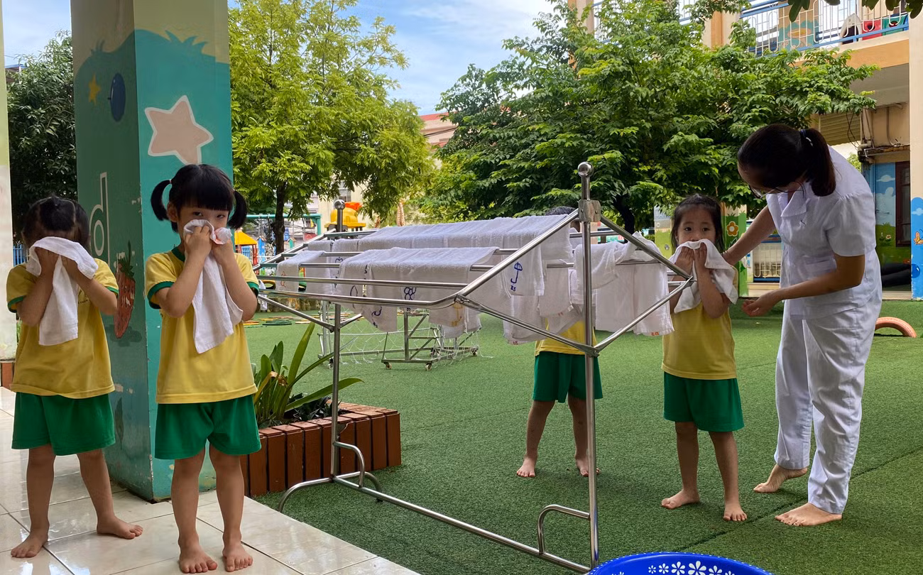 Sau bữa ăn, trẻ được giáo viên hướng dẫn vệ sinh thân thể (Ảnh: Lã Tiến)