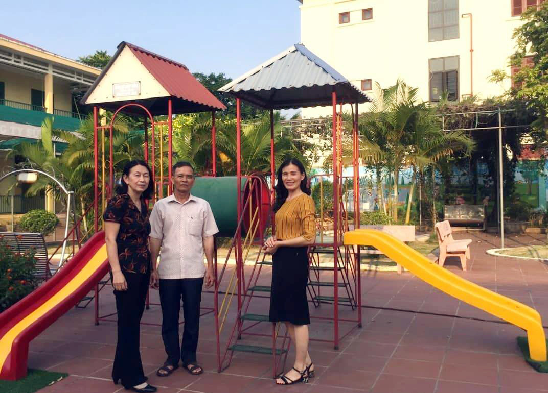 Bà Hoàng Thị Viết (bên trái) luôn tràn đầy nhiệt huyết với công tác xã hội tại địa phương (Ảnh: Nhân vật cung cấp) Bà Hoàng Thị Viết (bên trái) luôn tràn đầy nhiệt huyết với công tác xã hội tại địa phương (Ảnh: Nhân vật cung cấp)