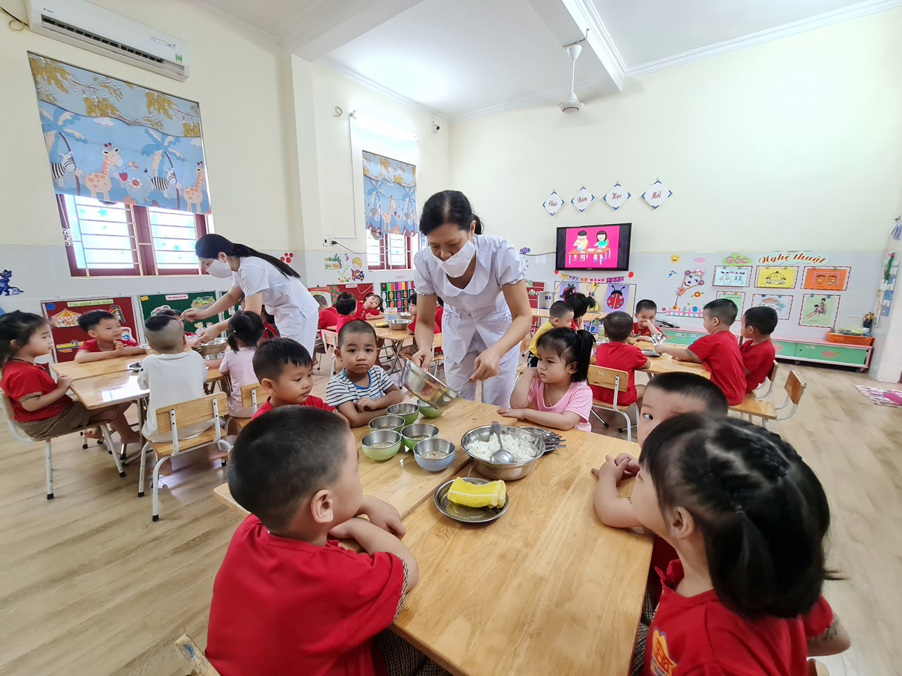 Các giáo viên Trường mầm non An Dương chia đồ ăn cho trẻ (Ảnh: Lã Tiến) Các giáo viên Trường mầm non An Dương chia đồ ăn cho trẻ (Ảnh: Lã Tiến)