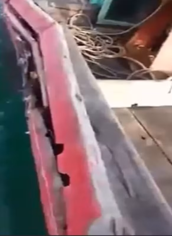 Sau cú va chạm, tàu đánh cá của ngư dân đã bị hư hỏng một phần bên mạn phải. Ảnh cắt từ clip. Sau cú va chạm, tàu đánh cá của ngư dân đã bị hư hỏng một phần bên mạn phải. Ảnh cắt từ clip.