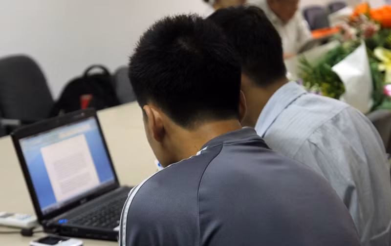 Trên đường tới toàn soạn Báo Giáo dục Việt Nam, thầy giáo NDN gặp phải một vài sự cố nhỏ, nhưng vẫn rất nhiệt tình trả lời đầy đủ các câu hỏi của độc giả cả nước