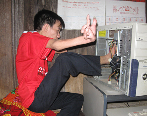 Nguyễn Công Cương có thể tự sửa chữa máy tính bằng chân