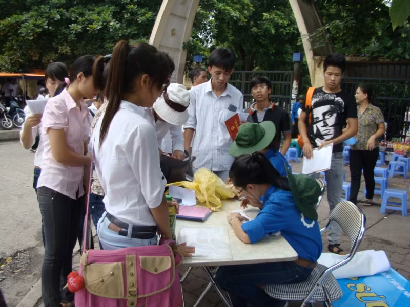 Thí sinh chờ đợi ở Cổng trường ĐH Bách Khoa trước giờ thi (Ảnh: Bích Thảo)