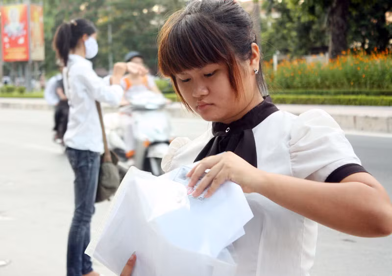 Sĩ tử chuẩn bị trước giờ vào thi tại CĐ Sư phạm Trung ương - Ảnh: Giàng A Cối