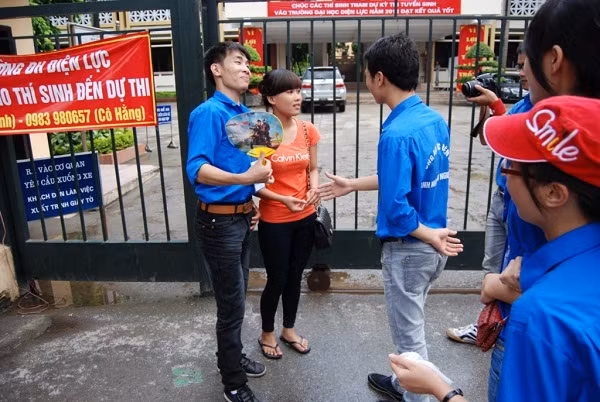 Thí sinh thi vào trường Điện lực ra khỏi phòng thi khá sớm