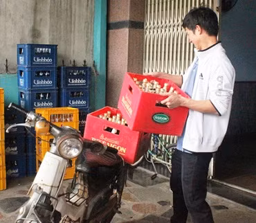 Khi còn là học sinh phổ thông, công việc của Nhân hàng ngày là giao hàng cho khách và các cửa hàng nhỏ trong và ngoài thị trấn Phù Mỹ.