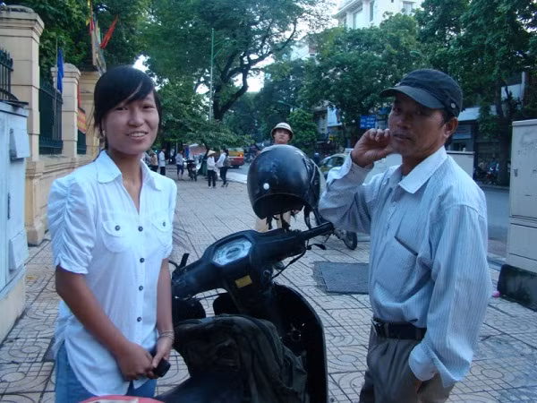 Dù kết quả thi thế nào, các ông bố bà mẹ vẫn luôn hết lòng vì con (Ảnh Bích Thảo) Dù kết quả thi thế nào, các ông bố bà mẹ vẫn luôn hết lòng vì con (Ảnh Bích Thảo)
