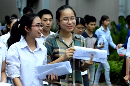 Sĩ tử kết thúc môn thi Hóa khá vui vẻ (Ảnh: Sỹ Nam)