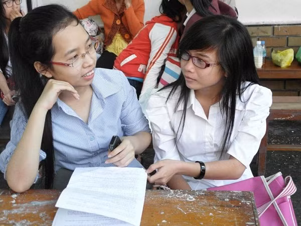 Thí sinh thi vào CĐ Viễn Đông phấn chấn chuẩn bị cho môn thi chiều nay vì đề Vật lý khá dễ - Ảnh: Dương Cầm