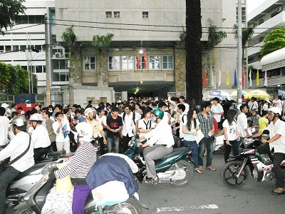 Ngày thi 4/7 tại TPHCM, nhiều giám thị và thí sinh bị khiển trách (Ảnh: Dương Cầm)
