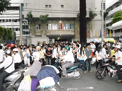 Ngày thi 4/7 tại TPHCM, nhiều giám thị và thí sinh bị khiển trách (Ảnh: Dương Cầm) Ngày thi 4/7 tại TPHCM, nhiều giám thị và thí sinh bị khiển trách (Ảnh: Dương Cầm)