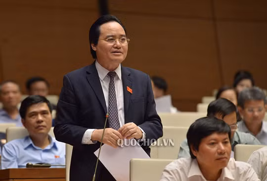 Bộ trưởng Phùng Xuân Nhạ trả lời chất vấn. Ảnh: Quochoi.vn