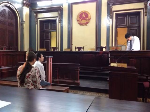 Đã có 2 bị cáo được dẫn giải đến, bị cáo Mỹ Xuân vẫn chưa có mặt tại tòa