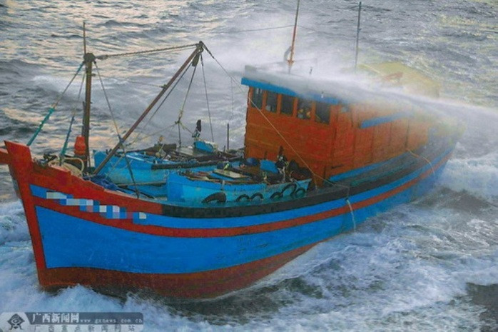 Một tàu cá bị bắn vòi rồng tại quần đảo Trường Sa của Việt Nam - Ảnh:www.gxnews.com.cn Một tàu cá bị bắn vòi rồng tại quần đảo Trường Sa của Việt Nam - Ảnh:www.gxnews.com.cn