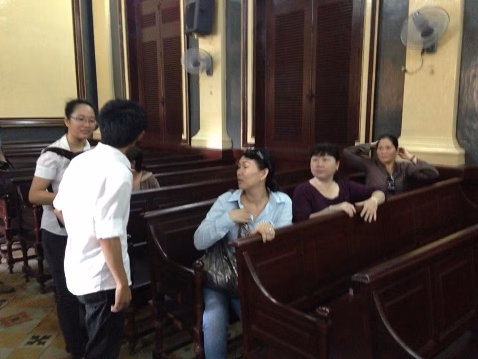 Người nhà của các bị cáo có mặt tại trụ sở của tòa án