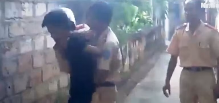CSGT xô xát với 3 thanh niên vi phạm giao thông (Ảnh cắt ra từ clip) CSGT xô xát với 3 thanh niên vi phạm giao thông (Ảnh cắt ra từ clip)
