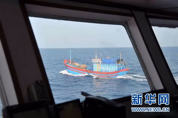 Một trong 2 tàu cá Việt Nam kiên cường đương đầu với Hải giám Trung Quốc ngoài Hoàng Sa, Đà Nẵng, Việt Nam Một trong 2 tàu cá Việt Nam kiên cường đương đầu với Hải giám Trung Quốc ngoài Hoàng Sa, Đà Nẵng, Việt Nam