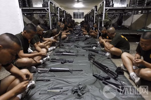 Giờ lau súng, bảo quản vũ khí trang bị của nữ binh Thủy quân lục chiến Philippines Giờ lau súng, bảo quản vũ khí trang bị của nữ binh Thủy quân lục chiến Philippines