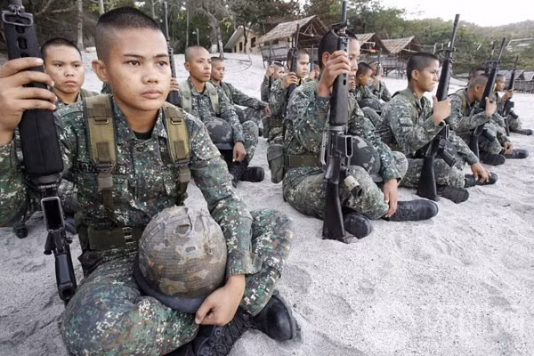 Nữ binh Thủy quân lục chiến tất cả đều phải cắt đầu đinh Nữ binh Thủy quân lục chiến tất cả đều phải cắt đầu đinh