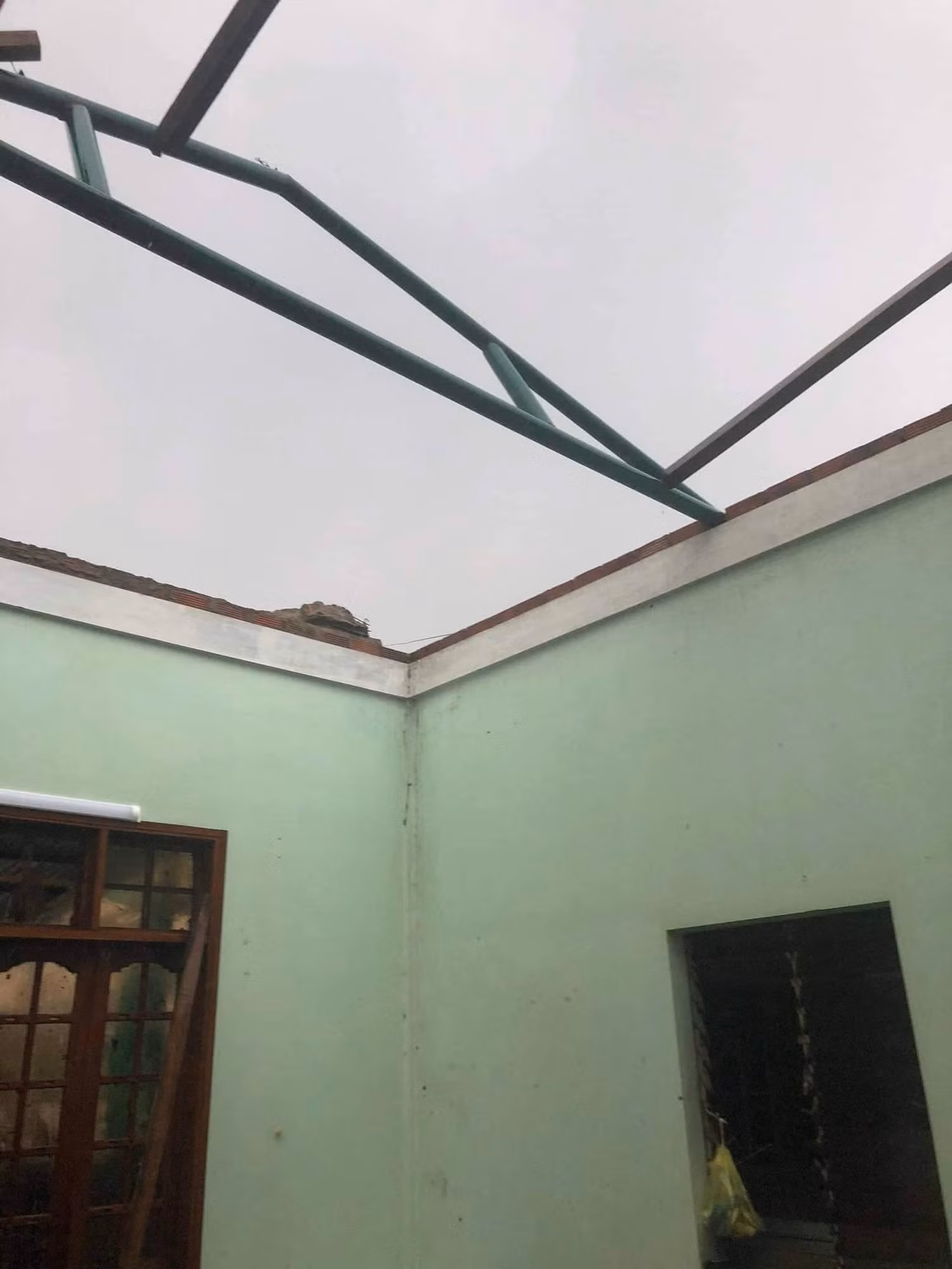 Nhà học sinh Lê Nguyễn Bảo Hân lớp 10B2 bị bay toàn bộ mái. Ảnh nhà trường cung cấp