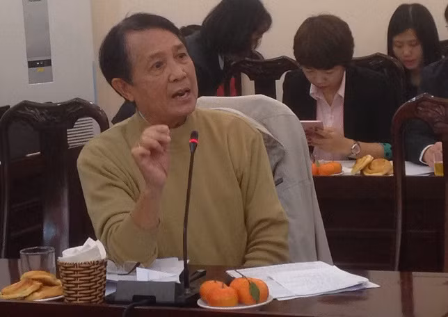Theo Tiến sĩ khoa học Phạm Đỗ Nhật Tiến đề xuất, Điều 8 cần sửa lại câu đầu như sau: “Văn bằng của hệ thống giáo dục quốc dân được cấp cho người học sau khi tốt nghiệp cấp học hoặc...". (Ảnh: Thùy Linh)